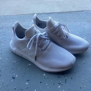 Adidas women’s swift run sneakers size 9. Worn twice in great condition.